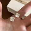 Brincos Florais Brancos Lisos Minimalistas Estilo Coreano Novos de Alta Qualidade para Mulheres, Estilo Delicado, Versátil, Luxo Leve, Acabamento Escovado Único, Design de Nicho