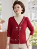 Nueva ropa de maternidad estilo chino para otoño: un cárdigan de punto de dos piezas, un top bordado rojo para mujeres de mediana edad y mayores, moderno y rejuvenecedor