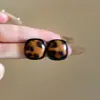 Brincos Quadrados Geométricos de Couro Acrílico Estampa de Leopardo Agulha de Prata Brincos Simples Retrô Europeus e Americanos Brincos de Nicho de Alta Qualidade