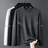 Camiseta elástica de manga larga para hombre, corte holgado, adecuada para primavera y otoño, color liso, versátil, se puede usar como atuendo de pareja, capa interior para hombre
