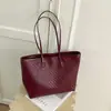 Bolso tote tejido vintage transfronterizo para mujer, nuevo modelo de principios de otoño 2026, gran capacidad, bolso de hombro de alta gama para el día a día