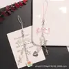 Nuevo Estilo Dulce y Fresco Llavero Colgante de Lazo Chapado en Color Oso Lindo Cuentas de Flores Accesorios Acrílicos Decoración para Bolsa