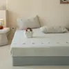 Saia de Cama de Lã de Leite Totalmente Fosca com Bordado de Flor Ruim Classe A Peça Única Outono e Inverno Espessado Antiderrapante Protetor de Colchão Fronha