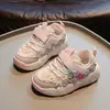 Tênis Esportivo Feminino Versátil e Moderno Sapatos de Princesa com Flores Doces Outono 2026 Novo Tênis de Skate Infantil Macio