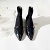 2026 Inverno Novo Estilo Couro Macio Estilo Francês Bico Fino Fivela de Cinto Elástico Costura Slim Botas Curtas Pretas para Mulheres