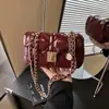 Bolsa Popular de Ombro Único para Axila Estilo Coreano 2026 Novo Modelo Bolsa de Corrente Acolchoada Estilo Chanel para Mulheres Bolsa Transversal Quadrada Pequena de Couro Encerado