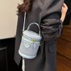 Bolso Cilíndrico Portátil Moderno y Elegante 2025, Estilo Coreano de Alta Gama Casual para Desplazamientos Versátil Bolso de Cubo Inclinado de Moda
