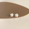 Aretes de Flores de Luz de Color Pequeños y Simples para Mujer Estilo Coreano Aretes Pequeños Frescos y Dulces Super Hada Elegantes Versátiles Joyería para la Oreja