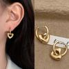 Pendientes de latón con diseño de hebilla de oreja, nicho de sensación, superficie brillante, chapados en oro, amor, personalidad femenina, temperamento, Internet, dos pendientes rojos