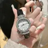 Relógio Feminino Novo Modelo Transfronteiriço com Vidro de Espelho Lapidado Cravejado de Diamantes, Mostrador de Madrepérola, Atacado