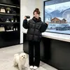 Moda de Invierno 2026 Pareja Tallas Grandes Chaqueta de Algodón para Mujer Suelta Engrosada Cálida Sensación de Alta Gama Chaqueta Acolchada Ropa de Abrigo