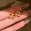 Brincos de flor com múltiplos padrões em ouro areia, agulha de prata s925, para mulheres, brincos de trevo de quatro folhas, estilo vintage de luxo leve, nicho, de alta qualidade