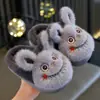 Chinelos de algodão fofos para crianças para outono e inverno, chinelos confortáveis e quentes de desenho animado para crianças mais velhas, chinelos de pelúcia da moda para bebês com fleece adicionado