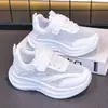 Zapatillas blancas para niños, zapatillas deportivas para niñas, malla transpirable, suela suave, nuevo modelo de verano, zapatillas ligeras para correr para niños mayores
