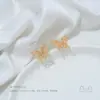 Brincos de Tarraxa Borboleta Vazada com Argolas Penduradas em Cobre Banhado a Ouro 14K Acessórios de Joias de Nicho de Luxo Leve Feitos à Mão