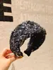 Diadema de Tejido Vaquero Bordado con Lentejuelas de Alta Gama Retro Diadema Clásica de Ala Ancha con Patrón Antiguo Hace que la Cara se Vea Más Pequeña Pinza para el Cabello