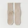Meias de yoga meias de cano médio LOGO bordado de renda jacquard processamento personalizado profissional adesivo de ponto antiderrapante meias esportivas personalizadas
