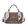 Bolsa Quadrada Pequena Retro de Luxo Flor Escura Bolsa Feminina Moda Nova Outono e Inverno 2025 Bolsa para o Dia a Dia Design de Fita Bolsa de Ombro