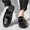 Sapatos modernos para casal transfronteiriço para homens, sapatos de couro pontudos slip-on sem salto, novos tamancos fechados estilo britânico de verão, tamanho 46