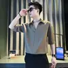 Camisa de manga corta para hombre, marca de moda de verano, camiseta elegante y fresca de seda helada con cuello en V, nuevo modelo 2026, top casual de manga media de alta gama