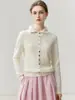 Versátil y estilizado, este cárdigan de punto para mujer 100% cachemira pura presenta un diseño de botones de una sola fila, ofreciendo un look elegante y favorecedor.. Es un top suave y cómodo que realza tu figura