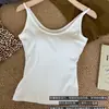 Camisole de cor sólida com decote U, best-seller de outono e inverno, com bojos embutidos, um top confortável e amigo da pele com um lindo design nas costas