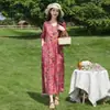 Vestido de algodão e seda brilhante e estiloso para viagem a Yunnan no início do verão de 2026, vestido de praia popular deste ano para mães, vestido longo esvoaçante