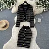 Conjunto de Tricô Duas Peças Cardigã e Saia Listrado Estilo Chanel Pequeno para Mulheres Outono Emagrecedor Elegante Traje Social Tricô