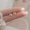 Aretes de diamantes con la letra H para mujer, aretes nuevos de moda y únicos de lujo ligero de celebridad de internet, accesorios para orejas de moda con diseño de nicho