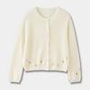 Cardigan Tricotado Novo Outono 2025, Suave e Versátil, Redutor de Idade Japonês e Coreano, Solto, Aparência Emagrecedora, Suéter Branco Elegante e Sofisticado para Mulheres