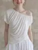 Blusa Curta Branca Falsa de Duas Peças Ombro a Ombro com Manga Curta para Mulheres, Verão Design Consciente Nicho Pregueada Francesa Super Bonita