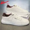 Zapatillas para hombre Huili 2026 otoño nuevo de moda cómodas de cuero zapatos casuales para estudiantes versátiles ligeros zapatos de suela blanda