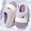 Chinelos de pelúcia de algodão em blocos de cor para mulheres, uso interno em casa no outono e inverno, antiderrapantes, com sola grossa, bico fechado, quentes e adequados para casais