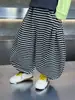 Pantalones casuales a rayas negras y grises para niños de primavera y otoño, pantalones tipo linterna holgados y elegantes estilo coreano para niños, pantalones largos para bebé, comercio exterior