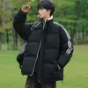 Jaqueta de Algodão Acolchoada Tendência High Street com Gola Alta para Homens e Mulheres, Comprimento Médio Estilo Casal, Casaco de Algodão Color Block com Três Listras Estilo Americano para Outono e Inverno