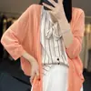 Cardigan Curto Tricotado Casual Solto de Manga Três Quartos, Cor Sólida Fina, Gola V Sem Botões, Peça de Roupa para Ambientes com Ar Condicionado, Primavera/Verão 2026