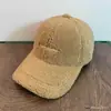 Boné de Baseball Estilo Coreano Simples Cor Sólida Bordado de Letras Forrado com Lã de Carneiro Macio Confortável Versátil Coroa Profunda Aba Larga