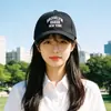 Boné de Baseball com Bordado de Letras Grandes para Mulheres, Estilo Coreano Versátil Casual com Proteção Solar Que Faz o Rosto Parecer Menor