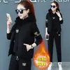 Colete de outono e inverno da mãe Conjunto de três peças Forrado de lã de meia-idade e idoso Roupa esportiva espessa Casaco de inverno à prova de frio feminino Novo
