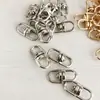Fábrica de Origen de Broches Giratorios de Figura de Ocho, Galvanizados en Tres Colores, Opcional con Esmalte Sellado, Paquete de 50 Llaveros para Joyería de Aleación de Zinc