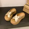 Pantuflas de suela gruesa estilo francés para mujer de comercio exterior transfronterizo, para uso exterior en verano, color plateado de alta gama, adecuadas para combinar con faldas, sandalias de playa elegantes