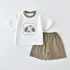 Conjunto de Verão Duas Peças com Desenho para Meninos 2026 Novo Estilo Roupa Infantil para Bebês Estilosa Roupa Fina de Verão para Bebês Meia-Manga