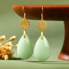 [Antigo] Guofeng Brincos de alta qualidade Sense Copper Gold banhado Ruyi Hollow Inlay Imitação de gotas de água Hetian Jade Brincos