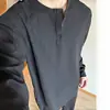 Tendência Primavera 2026: Moletom Básico com Gola Henley, Estilo Casual Japonês, Tamanho Grande, Caimento Solto, Versátil, Blusa Elegante de Manga Longa para Homens