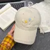 Boné de beisebol bordado floral xadrez doce estilo coreano para mulheres, adequado para passeios de primavera e verão, com aba larga para proteção solar, casual e versátil