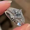 Anillo de Propuesta de Boda Cao Shi Más Vendido para Mujer Diseño de Moda Anillo de Lujo Ligero Elegante Incrustado Estilo Circonita Brillante