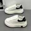 Zapatillas Versátiles de Plataforma con Suela Gruesa y Aumento de Altura de Nuevo Estilo para Primavera y Otoño 2025, Versión Coreana, Estilo de Celebridad de Internet, Zapatos Blancos para Mujer