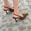 2025 Nuevas Sandalias de Satén con Estampado de Leopardo de Boca Baja para Mujer Verano Sexy Temperamento Punta Afilada Tacones Altos de Aguja