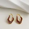 Atmósfera de alta gama pendientes ovalados retorcidos con esmalte retro francés lujo ligero estilo frío de alta gama pendientes extremadamente simples
