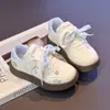 Zapatos Casuales de Peluche Lindos para Niños 2026 Otoño Nuevos Zapatos Blancos para Niñas Tallas Medianas y Grandes Moda Versátil Zapatos Deportivos